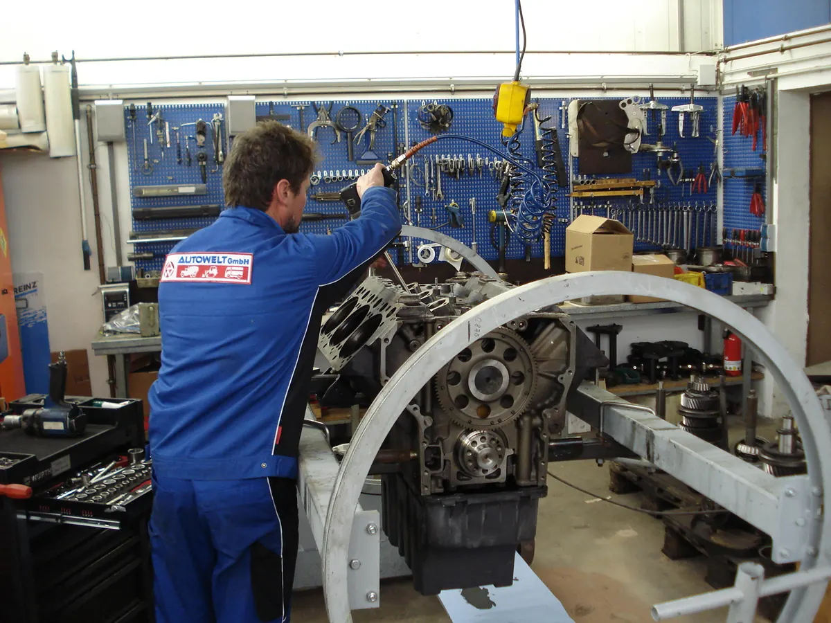 Monteur bei Arbeiten an einem Motor in der Werkstatt