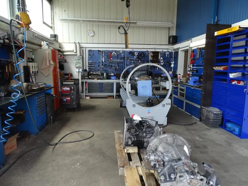 Engine workshop with assembly stand and gearbox