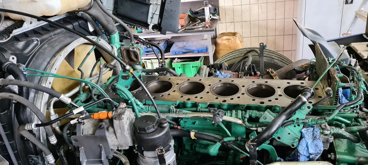 Opened truck engine with exposed cylinders in the Autowelt workshop