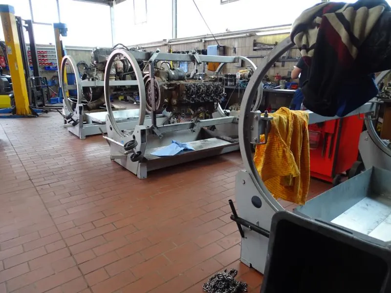 Engines on assembly stands in the Autowelt workshop