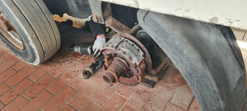 Achsen und Radnaben reparieren: Foto aus der Autowelt-Werkstatt