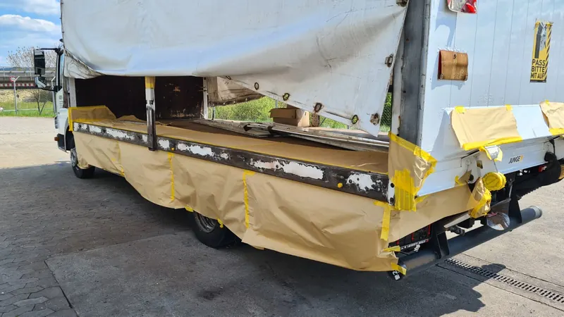 Lackierarbeiten Mercedes-Benz Atego: Foto aus der Autowelt-Werkstatt