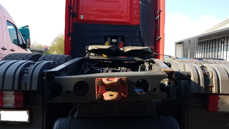 Rahmen richten Mercedes-Benz Actros MP2: Foto aus der Autowelt-Werkstatt