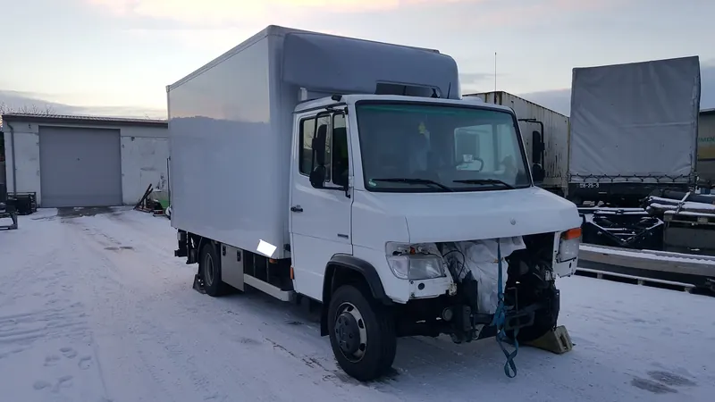 Frontschaden Mercedes-Benz Vario: Foto aus der Autowelt-Werkstatt