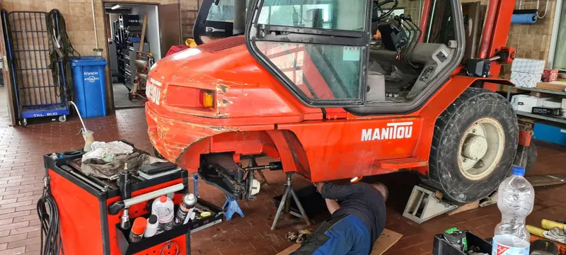 Manitou-Geländestapler Hydraulik und Lenkung: Foto aus der Autowelt-Werkstatt