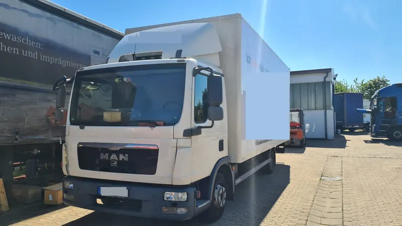 MAN TGL Möbelkoffer, ölfeuchter Motor: Foto aus der Autowelt-Werkstatt
