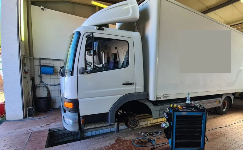 Bremsenservice Mercedes-Benz Atego Koffer: Foto aus der Autowelt-Werkstatt