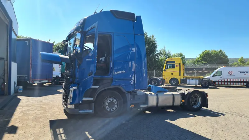 Volvo FH, AdBlue im Dieseltank: Foto aus der Autowelt-Werkstatt