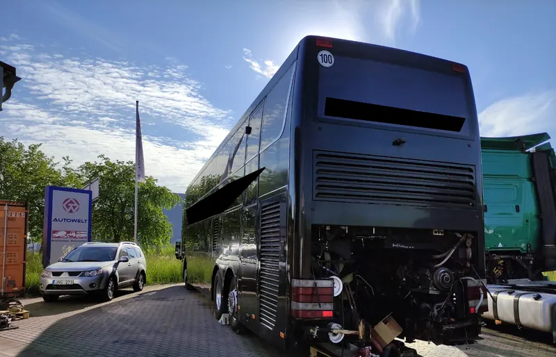 Van-Hool-Reisebus Motorinstandsetzung: Foto aus der Autowelt-Werkstatt