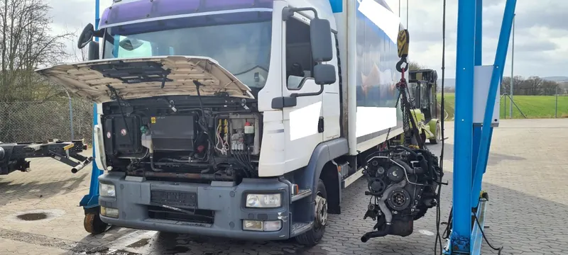 Motorreparatur MAN TGL 8.220: Foto aus der Autowelt-Werkstatt