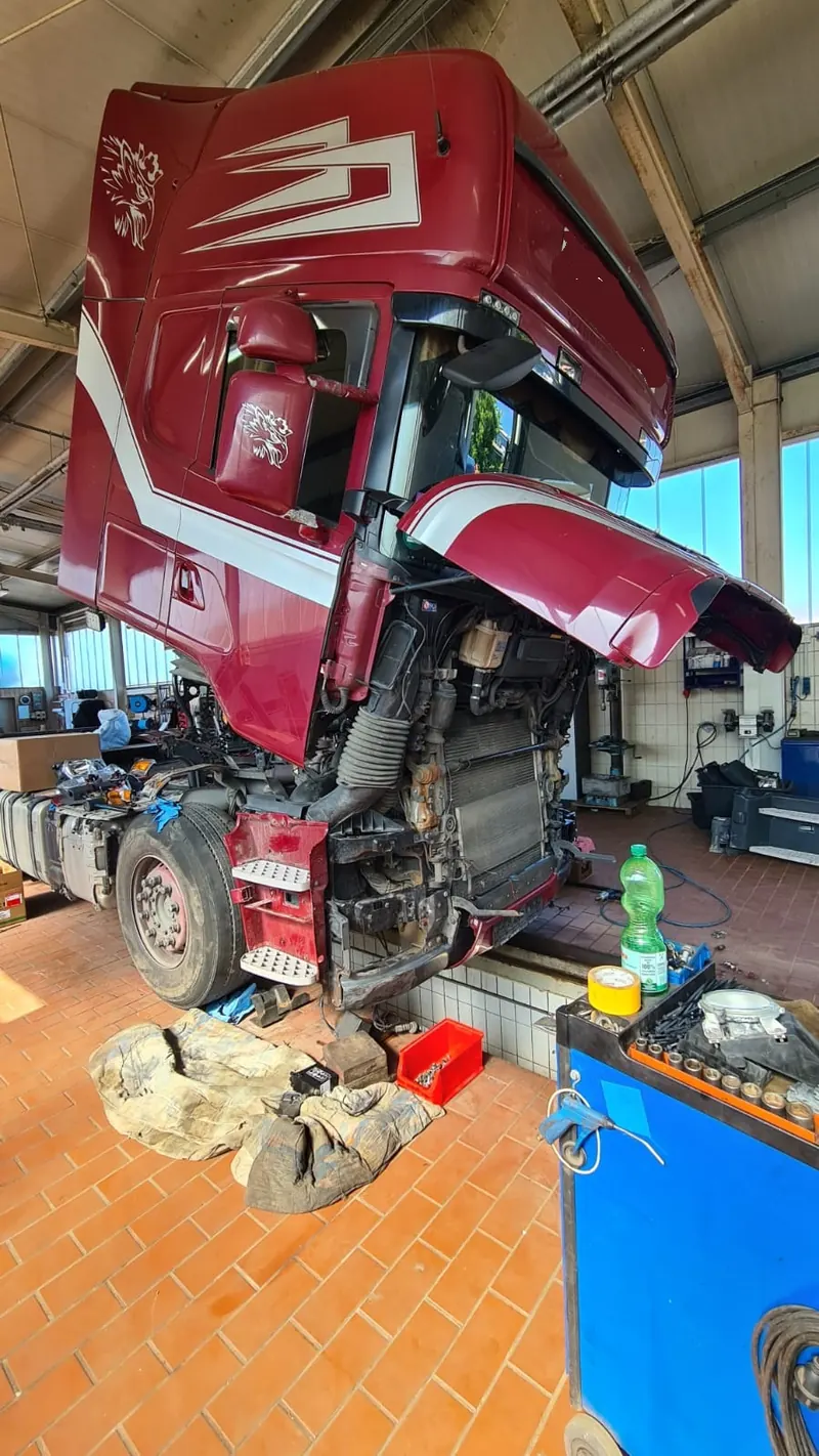 Frontschaden Scania-Zugmaschine: Foto aus der Autowelt-Werkstatt