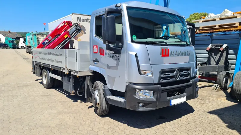 Unfallschaden Renault-LKW mit Kran: Foto aus der Autowelt-Werkstatt