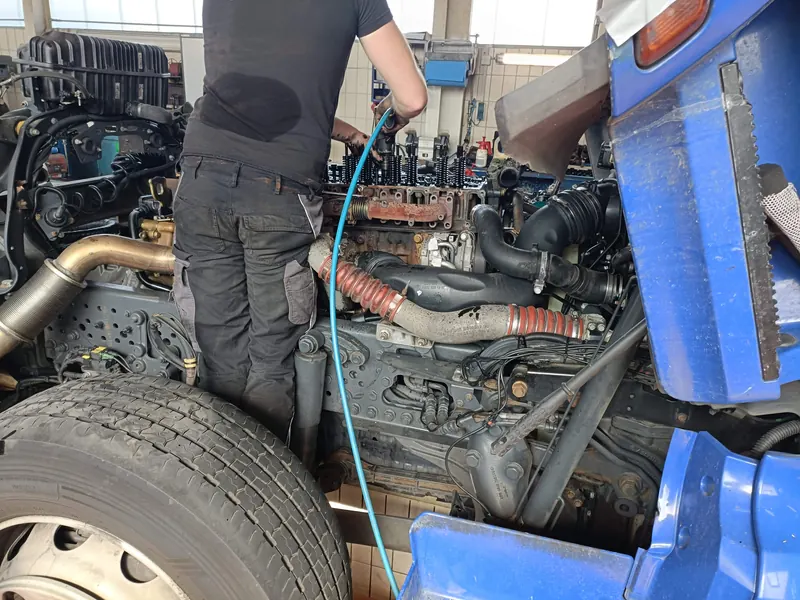 Zylinderkopfdichtung Actros 1843: Foto aus der Autowelt-Werkstatt