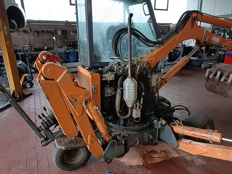 Friedhofsbagger, Bolzen gebrochen: Foto aus der Autowelt-Werkstatt