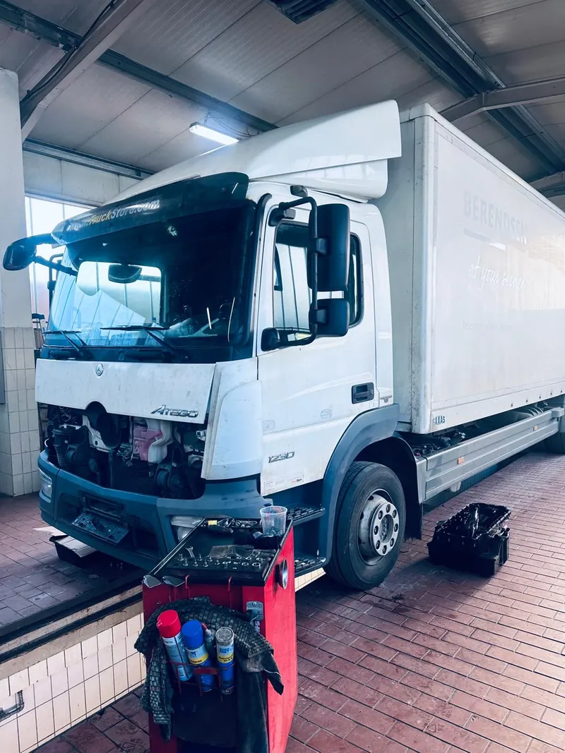 Motorreparatur Mercedes-Benz Atego OM 926 LA: Foto aus der Autowelt-Werkstatt
