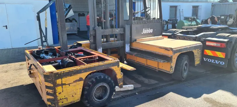 Jumbo-Seitenstapler, Motorreparatur: Foto aus der Autowelt-Werkstatt