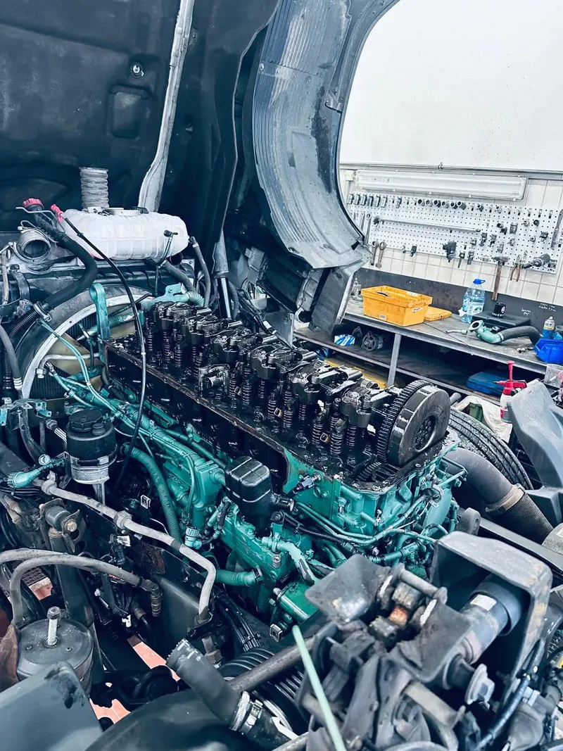 Motorreparatur Volvo FH13 D13: Foto aus der Autowelt-Werkstatt