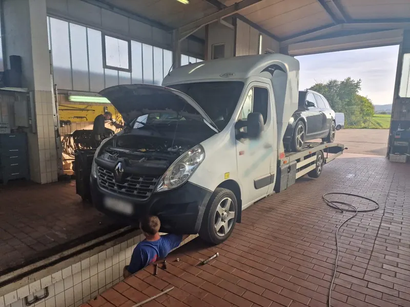 Bremsenreparatur Renault-Autotransporter: Foto aus der Autowelt-Werkstatt