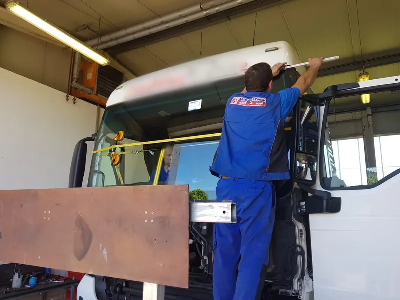 Windschutzscheibe MAN-LKW: Foto aus der Autowelt-Werkstatt