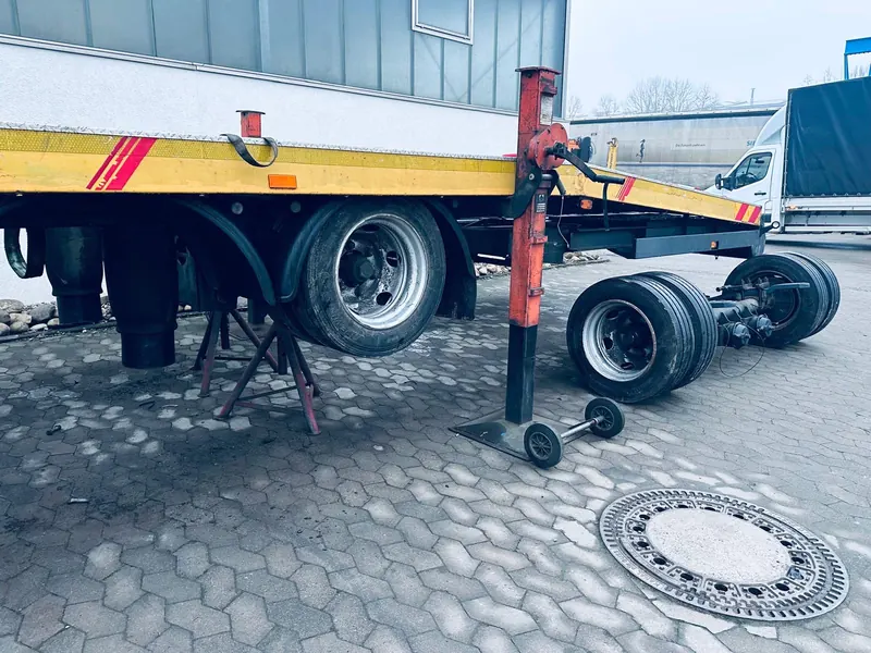 Schmitz-Autotransporter, Rahmen und Bremsen: Foto aus der Autowelt-Werkstatt