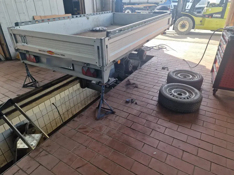 Kippanhänger: Bremsen und Bremsscheiben: Foto aus der Autowelt-Werkstatt