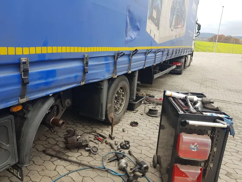 Kögel trailer: SAF axle and wheel hub: photo from the Autowelt workshop
