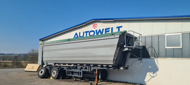 Kippauflieger mit Stahlmulde repariert: Foto aus der Autowelt-Werkstatt