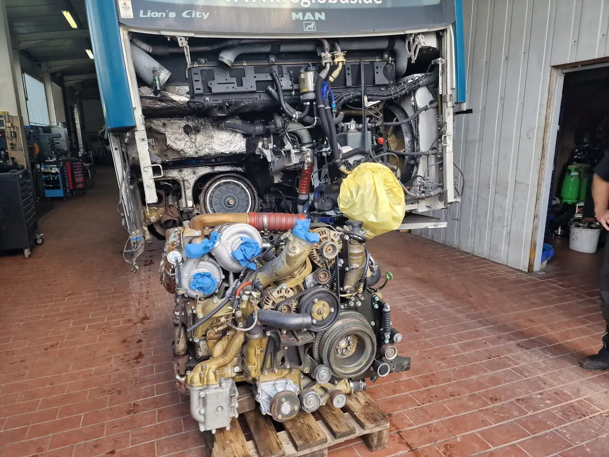 Motor eines Nutzfahrzeugs in der Werkstatt